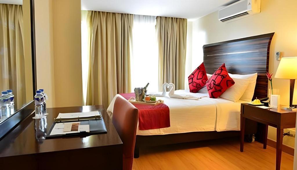 Lancaster Hotel Manila Mandaluyong Bagian luar foto