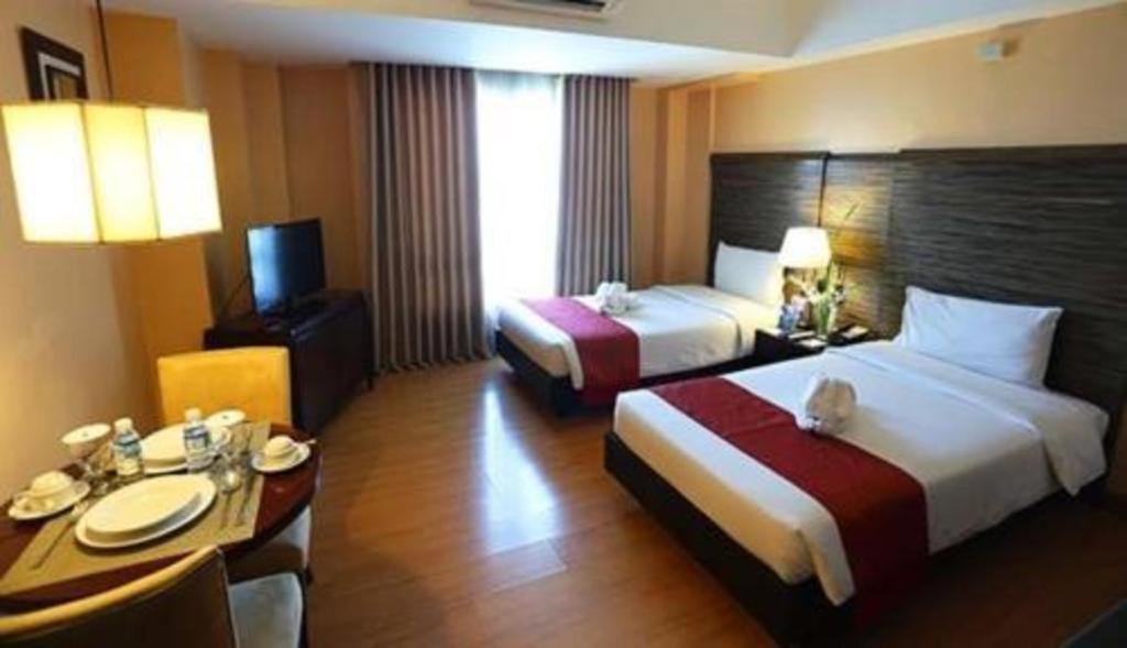 Lancaster Hotel Manila Mandaluyong Bagian luar foto
