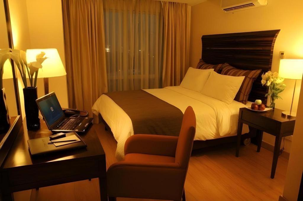 Lancaster Hotel Manila Mandaluyong Bagian luar foto
