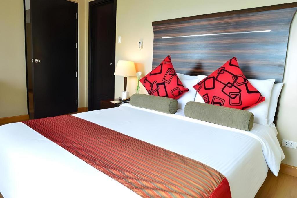 Lancaster Hotel Manila Mandaluyong Bagian luar foto