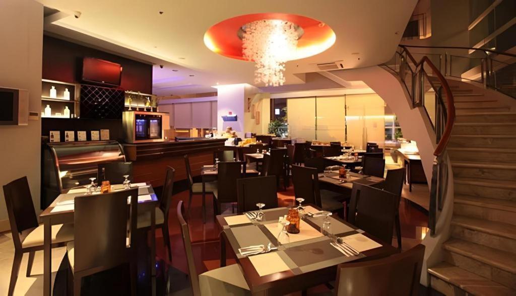 Lancaster Hotel Manila Mandaluyong Bagian luar foto
