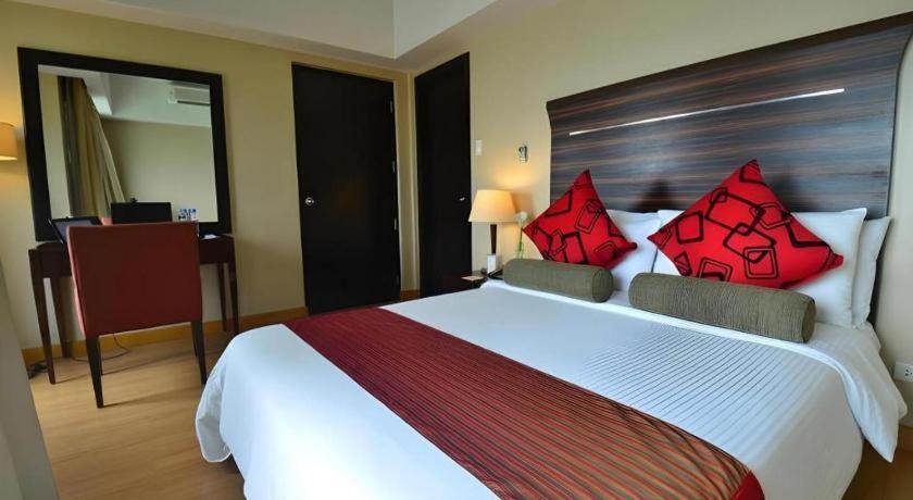 Lancaster Hotel Manila Mandaluyong Bagian luar foto