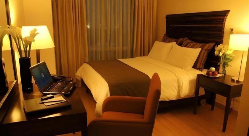 Lancaster Hotel Manila Mandaluyong Bagian luar foto