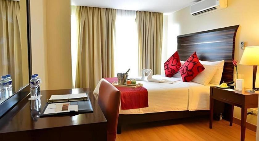 Lancaster Hotel Manila Mandaluyong Bagian luar foto
